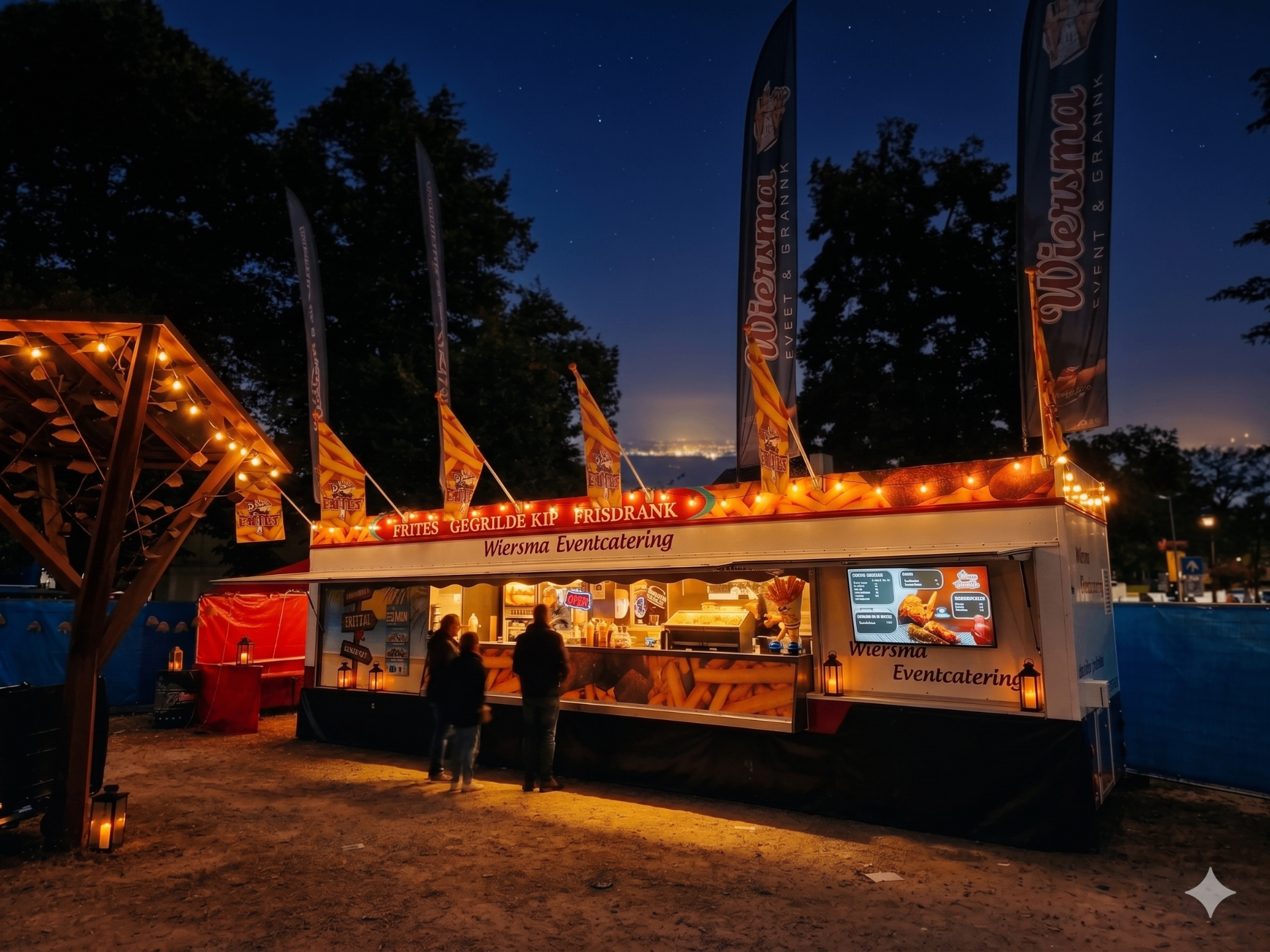 Wiersma snackwagen 's avonds, sfeervol verlicht met warme lampjes