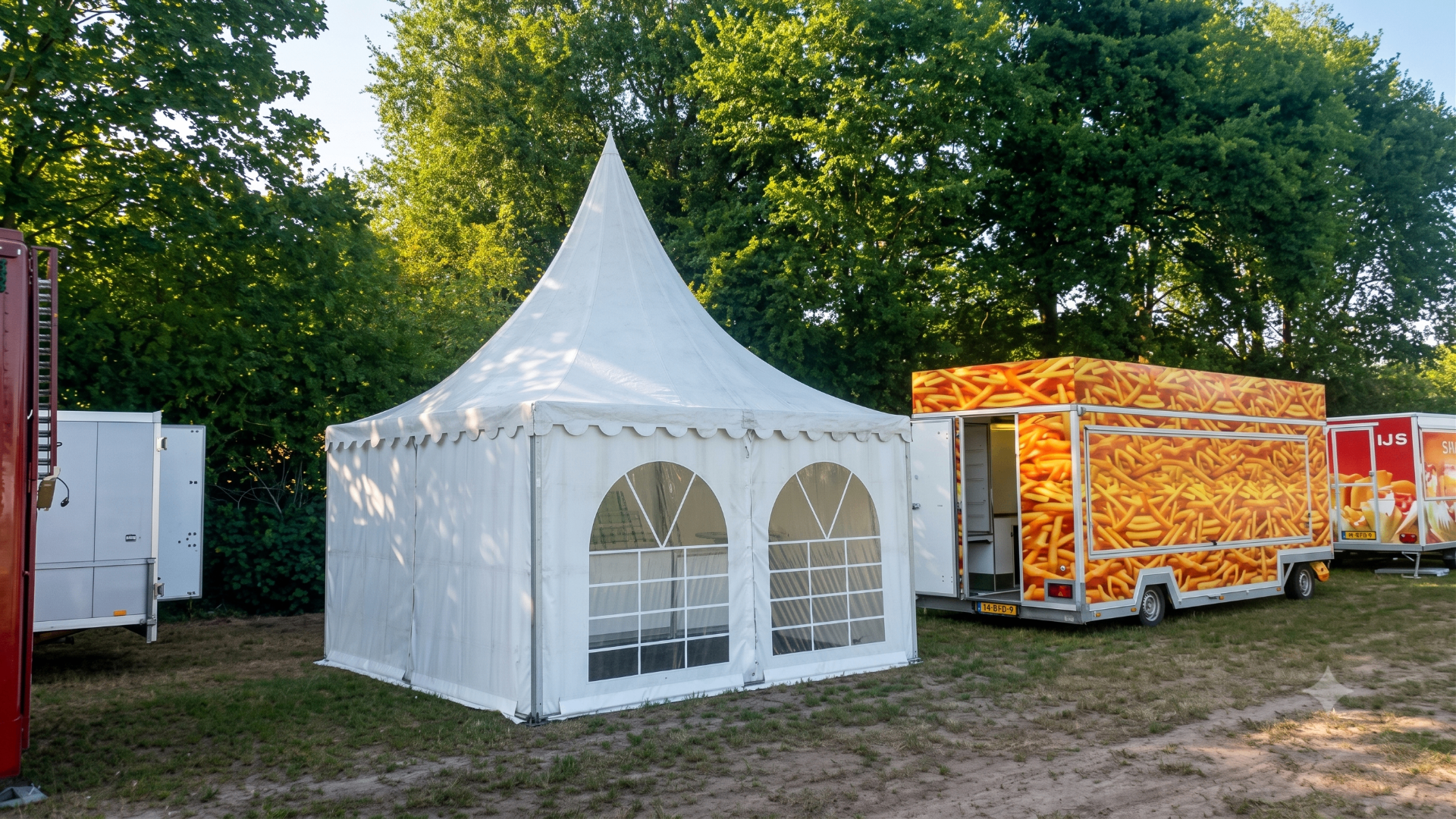 Witte partytent van Wiersma Snack & Gebak naast frietwagen op evenement
